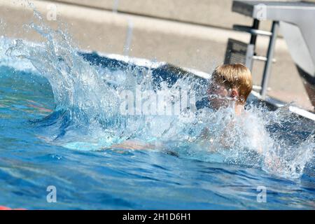 Baden und schwimmen ist erholsam, macht Spaß und kühlt bei warmen Temperaturen ab (Salzkammergut, Oberösterreich). - il bagno e il nuoto sono rilassanti, Foto Stock