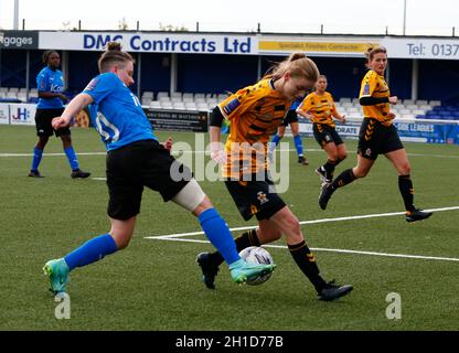 BILLERICAY, INGHILTERRA - OTTOBRE 17: L-R George Horton di Billericay Town Women and Grace Waygood, di Cambridge Unitedduring la fa Women's National Leag Foto Stock