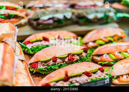 Panini preparati al momento venduti nel ristorante fast food. Foto Stock