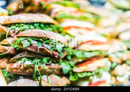 Panini preparati al momento venduti nel ristorante fast food. Foto Stock