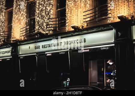 Dublino, Irlanda - 12 febbraio 2019: Dettaglio architettonico del Fitzsimons Bar Hotel Restaurant Hotel Temple Bar in centro città di notte in inverno Foto Stock