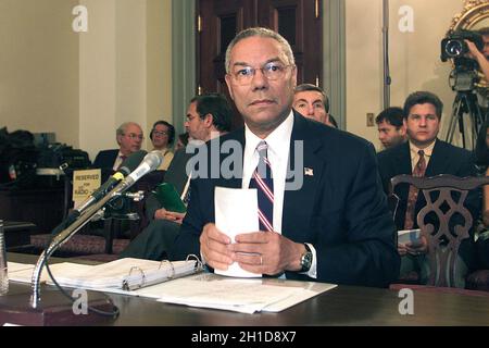 Foto del file - Washington, DC - 24 ottobre 2001 -- il Segretario di Stato degli Stati Uniti Colin Powell testimonia davanti al Comitato per le Relazioni esterne della Camera. – Colin Powell, leader militare e primo segretario di stato americano nero, muore dopo le complicazioni del Covid-19. Foto di Ron Sachs / CNP /ABACAPRESS.COM Foto Stock