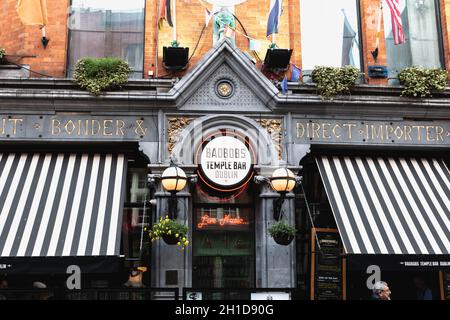 Dublino Irlanda - 16 febbraio 2019: Dettaglio architettonico del pub irlandese BadBobs nel famoso quartiere Temple Bar in una giornata invernale Foto Stock