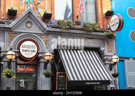 Dublino Irlanda - 16 febbraio 2019: Dettaglio architettonico del pub irlandese BadBobs nel famoso quartiere Temple Bar in una giornata invernale Foto Stock