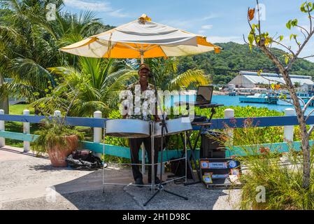 Ocho Rios, Giamaica - 22 aprile 2019: Il musicista locale dell'uomo stava suonando canzoni su una batteria d'acciaio vicino al molo della nave da crociera nell'isola tropicale dei Caraibi Foto Stock