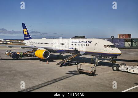 KEFLAVIK Islanda - 12 Maggio 2015: Icelandair Boeing 757 in Islanda all'aeroporto internazionale di Keflavik Foto Stock