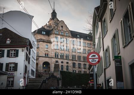 Basilea, Svizzera - 25 dicembre 2017: Vista degli edifici del centro città in una giornata invernale. Complesso di edifici residenziali e commerciali su un Foto Stock