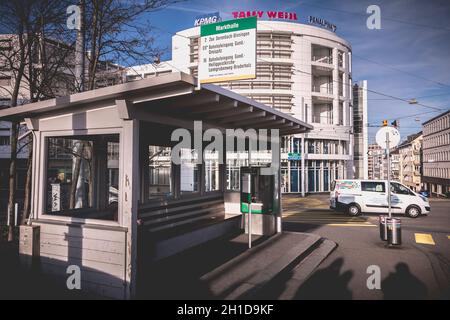 Basilea, Svizzera - 25 dicembre 2017: Vista di una fermata dell'autobus per le linee 2 E11 e 16 nel centro della città in una giornata invernale Foto Stock