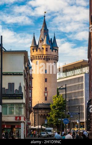 Grande vista del Turm Eschenheimer (Eschenheim Tower), un cancello della città, parte delle fortificazioni tardo-medievali di Francoforte sul meno, e un famoso... Foto Stock