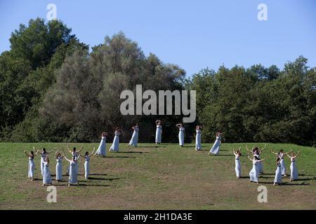 Antica Olimpia, Grecia. 18 Ott 2021. Le Attrici si esibiscono durante la cerimonia olimpica di illuminazione della fiamma per i Giochi Olimpici invernali di Pechino 2022, nell'antica Olimpia, Grecia, 18 ottobre 2021. Credit: Marios Lolos/Xinhua/Alamy Live News Foto Stock