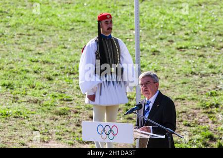 Antica Olimpia, Grecia. 18 Ott 2021. Il Presidente del Comitato Olimpico Internazionale Thomas Bach si rivolge alla cerimonia olimpica di illuminazione della fiamma per i Giochi Olimpici invernali di Pechino 2022, nell'antica Olimpia, in Grecia, il 18 ottobre 2021. Credit: Marios Lolos/Xinhua/Alamy Live News Foto Stock