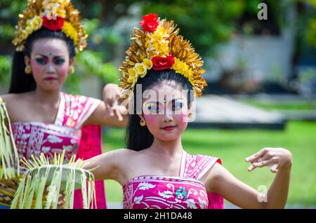 22 luglio 2016, Bali, Indonesia: Una ballerina balinese femminile catturata a metà gesto nel mezzo di una danza di saluto Foto Stock