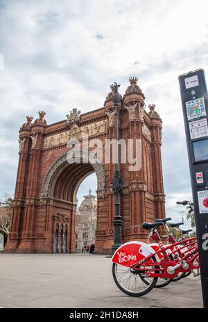 BARCELLONA - MARZO, 2018: Bici pubbliche sistema nex al Triumphal Arch di Barcellona Spagna Foto Stock