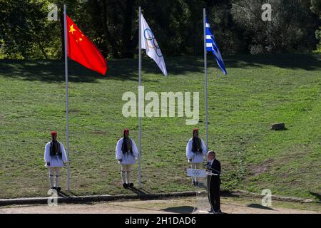 Antica Olimpia, Grecia. 18 Ott 2021. Il Presidente del Comitato Olimpico Internazionale Thomas Bach (fronte) si rivolge alla cerimonia olimpica di illuminazione della fiamma per i Giochi Olimpici invernali di Pechino 2022, nell'antica Olimpia, in Grecia, il 18 ottobre 2021. Credit: Marios Lolos/Xinhua/Alamy Live News Foto Stock