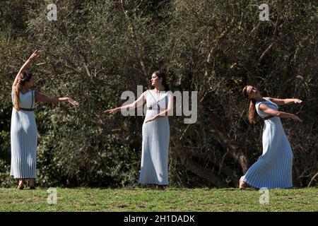 Antica Olimpia, Grecia. 18 Ott 2021. Le Attrici si esibiscono durante la cerimonia olimpica di illuminazione della fiamma per i Giochi Olimpici invernali di Pechino 2022, nell'antica Olimpia, Grecia, 18 ottobre 2021. Credit: Marios Lolos/Xinhua/Alamy Live News Foto Stock