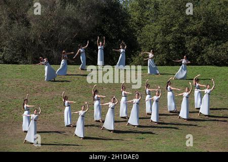 Antica Olimpia, Grecia. 18 Ott 2021. Le Attrici si esibiscono durante la cerimonia olimpica di illuminazione della fiamma per i Giochi Olimpici invernali di Pechino 2022, nell'antica Olimpia, Grecia, 18 ottobre 2021. Credit: Marios Lolos/Xinhua/Alamy Live News Foto Stock