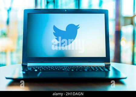 POZNAN, POL - 24 MARZO 2020: Computer portatile con logo di Twitter, un servizio americano di microblogging online e social networking Foto Stock