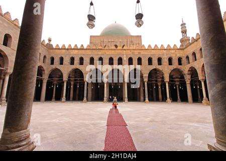 Il Cairo, Egitto - 24 febbraio: cortile moschea al Cairo il 24 febbraio 2010. Cortile della moschea con corridoi porticata alla Cittadella del Cairo in Egitto. Foto Stock
