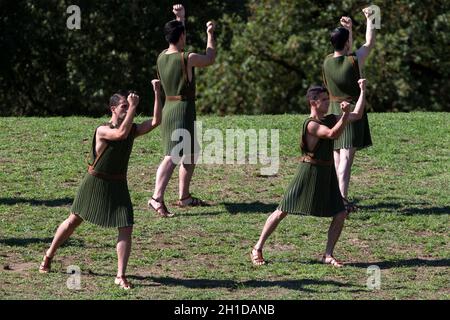 Antica Olimpia, Grecia. 18 Ott 2021. Gli attori si esibiscono durante la cerimonia olimpica di illuminazione della fiamma per i Giochi Olimpici invernali di Pechino 2022, nell'antica Olimpia, in Grecia, il 18 ottobre 2021. Credit: Marios Lolos/Xinhua/Alamy Live News Foto Stock