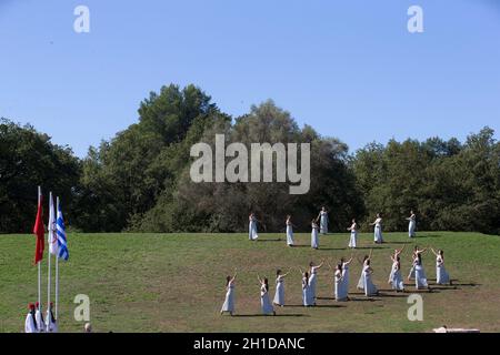Antica Olimpia, Grecia. 18 Ott 2021. Le Attrici si esibiscono durante la cerimonia olimpica di illuminazione della fiamma per i Giochi Olimpici invernali di Pechino 2022, nell'antica Olimpia, Grecia, 18 ottobre 2021. Credit: Marios Lolos/Xinhua/Alamy Live News Foto Stock