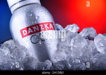 POZNAN, POL - 21 NOVEMBRE 2019: Bottiglia di Danzka, un marchio di vodka danese di proprietà di Belvedere SA (Francia) Foto Stock