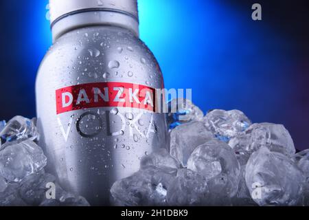 POZNAN, POL - 21 NOVEMBRE 2019: Bottiglia di Danzka, un marchio di vodka danese di proprietà di Belvedere SA (Francia) Foto Stock