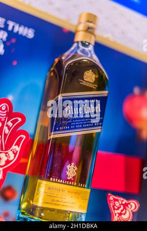 SINGAPORE - 7 MARZO 2020: Bottiglia di Johnnie Walker Blue Label, una marca di whisky scozzese misto Foto Stock