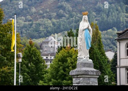 Lourdes, Francia - 9 Ott 2021: Statua della Vergine Maria sulla sagra della Basilica del Rosario Foto Stock
