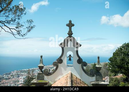 La cappella di Babosas a Monte nord del centro della città di Funchal sull'isola di Madeira del Portogallo. Portogallo, Madeira, aprile 2018 Foto Stock