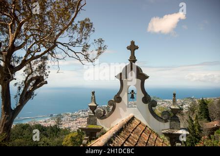 La cappella di Babosas a Monte nord del centro della città di Funchal sull'isola di Madeira del Portogallo. Portogallo, Madeira, aprile 2018 Foto Stock