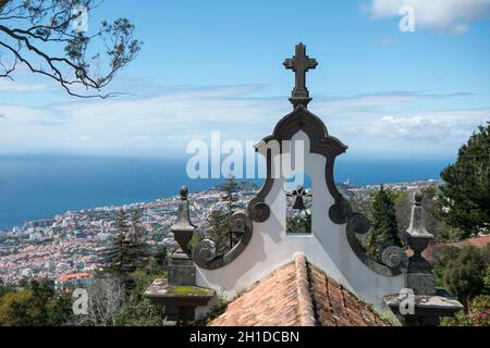 La cappella di Babosas a Monte nord del centro della città di Funchal sull'isola di Madeira del Portogallo. Portogallo, Madeira, aprile 2018 Foto Stock