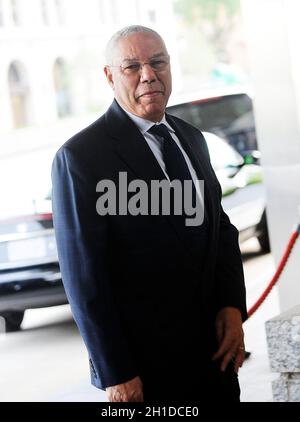 Foto del file - l'ex Segretario di Stato Colin Powell arriva al Dipartimento di Stato per un'accoglienza ospitata dal Segretario di Stato americano Hillary Rodham Clinton, a Washington, DC, USA il 11 maggio 2009. – Colin Powell, leader militare e primo segretario di stato americano nero, muore dopo le complicazioni del Covid-19. Foto di Olivier Doulier/ABACAPRESS.COM Foto Stock