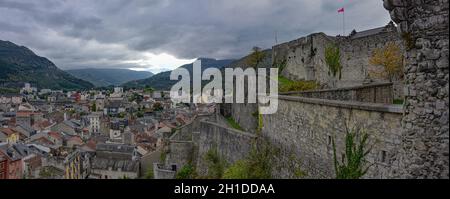 Lourdes, Francia - 9 Ott 2021: Vista sulla città di Lourdes dal Museo Chateau Fort dei Pirenei Foto Stock