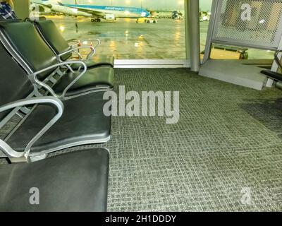 Miami, Florida, Stati Uniti d'America - 12 dicembre 2019: La vista dell'aeroporto di Miami, Florida, Stati Uniti d'America che mostra alcuni dei suoi moli con un sacco di aerei che caricano Foto Stock