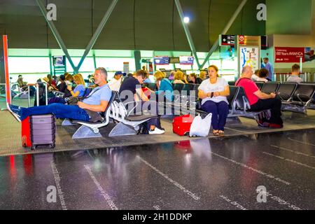 Miami, Florida, USA - 12 dicembre 2019: Viaggiatori all'interno dell'aeroporto internazionale di Miami, Florida. L'aeroporto si classifica per primo negli Stati Uniti per per Foto Stock