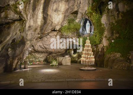 Lourdes, Francia - 9 ottobre 2021: Santuario della Vergine Maria alla Grotta Massabielle di Lourdes Foto Stock