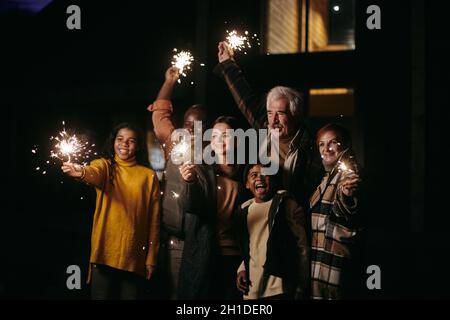 Buon divertimento per tutta la famiglia e festeggiamenti per la vacanza all'aria aperta Foto Stock