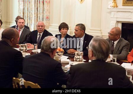 Il presidente degli Stati Uniti Barack Obama incontra le fondazioni e gli imprenditori per quanto riguarda la sua iniziativa "il mio fratello Keeper", la Sala da pranzo di Stato della Casa Bianca, a Washington, giovedì 27 febbraio 2014. A sinistra del presidente Obama sono presenti il Senior Advisor Valerie Jarrett e l'ex Segretario di Stato degli Stati Uniti Colin Powell. L'iniziativa 'il mio Fratello Keeper' mira ad ampliare le opportunità per i giovani di minoranza. Credito: Disegnato Angerer/Pool via CNP Foto Stock