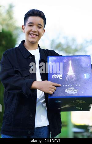 Madrid, Spagna. 18 Ott 2021. Il cantante Levi Diaz si pone durante la sua presentazione di lui come rappresentante della Spagna per Eurovisione Junior 2021 a Madrid. Credit: SOPA Images Limited/Alamy Live News Foto Stock