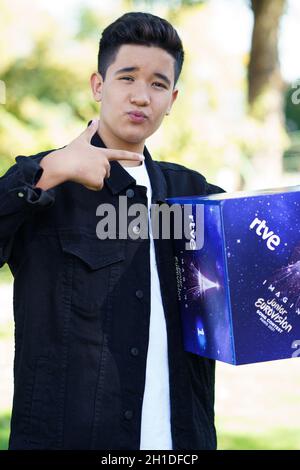 Madrid, Spagna. 18 Ott 2021. Il cantante Levi Diaz si pone durante la sua presentazione di lui come rappresentante della Spagna per Eurovisione Junior 2021 a Madrid. Credit: SOPA Images Limited/Alamy Live News Foto Stock