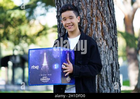 Madrid, Spagna. 18 Ott 2021. Il cantante Levi Diaz si pone durante la sua presentazione di lui come rappresentante della Spagna per Eurovisione Junior 2021 a Madrid. Credit: SOPA Images Limited/Alamy Live News Foto Stock