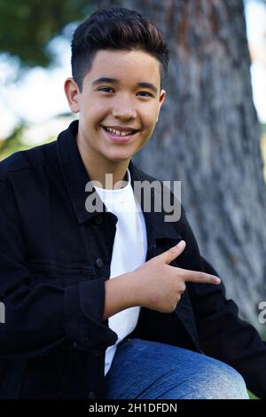 Madrid, Spagna. 18 Ott 2021. Il cantante Levi Diaz si pone durante la sua presentazione di lui come rappresentante della Spagna per Eurovisione Junior 2021 a Madrid. Credit: SOPA Images Limited/Alamy Live News Foto Stock