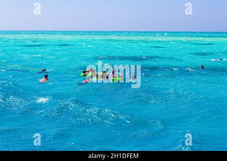 Sharm El Sheikh, Egitto - 16 febbraio 2020: I turisti che nuotano nel Parco Nazionale di Ras Mohamed nel Mar Rosso, Sharm El Sheikh, Egitto Foto Stock