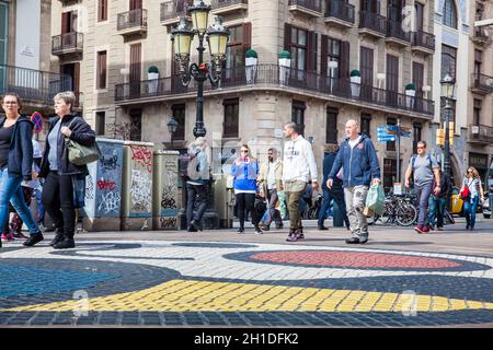 BARCELLONA - MARZO, 2018: Mosaico marciapiede di Joan Miro alla Rambla strada pedonale di Barcellona Spagna Foto Stock