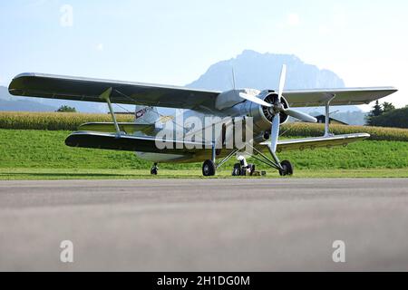 Die Antonow an-2 ist ein Mehrzweckflugzeug und mit über 18 m Spannweite der größte im Einsatz befindliche einmotorige Doppeldecker der Welt. - l'ANT Foto Stock