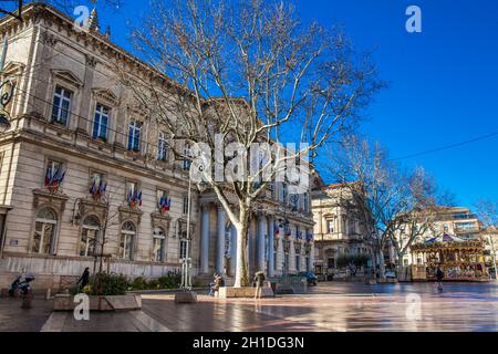 AVIGNONE, FRANCIA - MARZO, 2018: Hotel de Ville e la Piazza della Torre dell'Orologio Avignone Francia Foto Stock