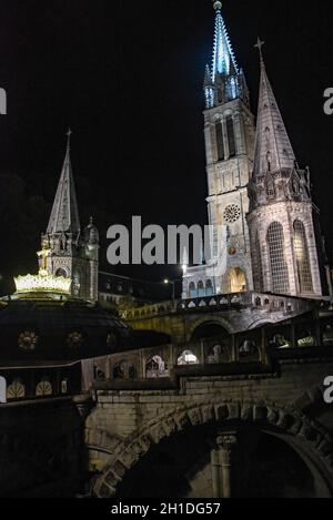 Lourdes, Francia - 9 ottobre 2021: I pellegrini partecipano alla Processione Mariana Torchlight presso la Basilica del Rosario di Lourdes Foto Stock