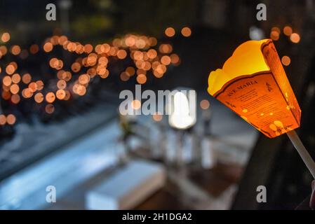 Lourdes, Francia - 9 ottobre 2021: Una torcia a lume di candela per le processioni cattoliche mariane nella Basilica del Rosario di Lourdes Foto Stock