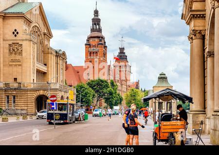 Szczecin, Polonia, giugno 2018 persone a piedi e relax sul Rampart of Brave Promenade con Museo Nazionale e Ufficio passaporti in background Foto Stock