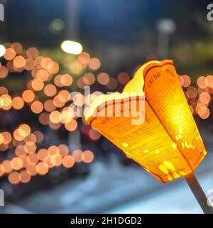 Lourdes, Francia - 9 ottobre 2021: Una torcia a lume di candela per le processioni cattoliche mariane nella Basilica del Rosario di Lourdes Foto Stock